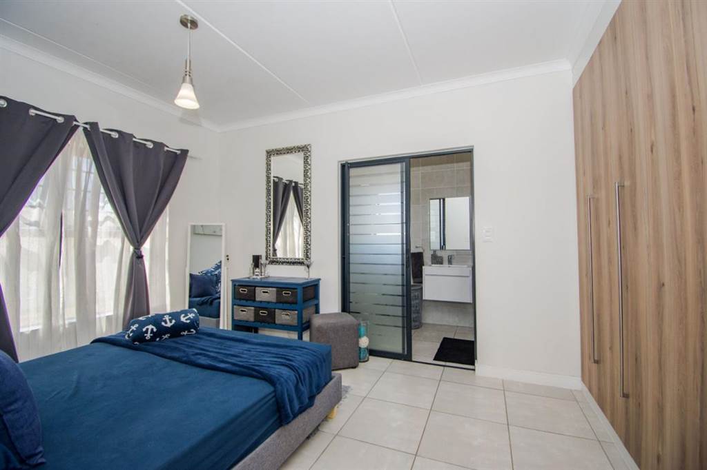 3 Bed Apartment in Somerset West Central photo number 13