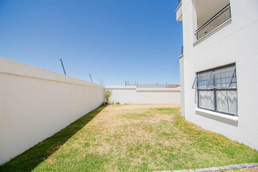 3 Bed Apartment in Somerset West Central photo number 21