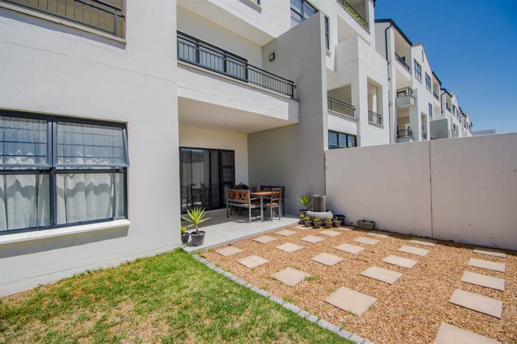 3 Bed Apartment in Somerset West Central photo number 1