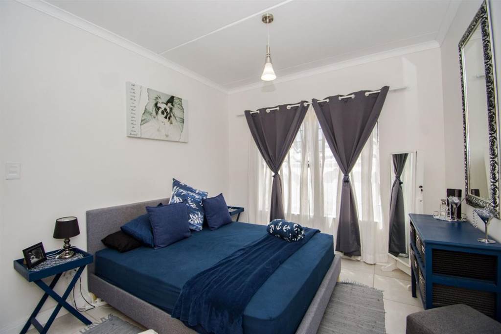 3 Bed Apartment in Somerset West Central photo number 12