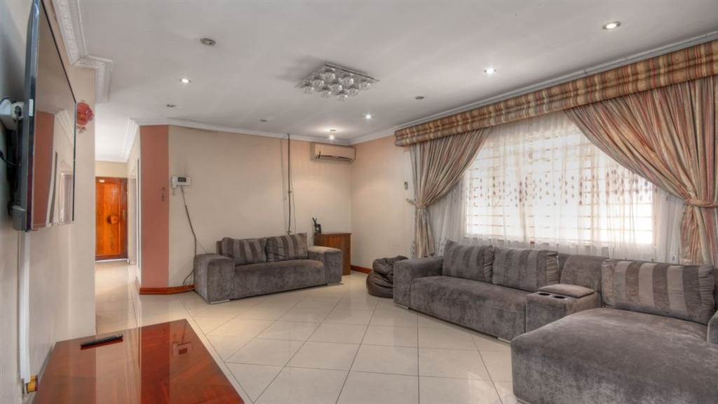 6 Bed House in Lenasia photo number 6