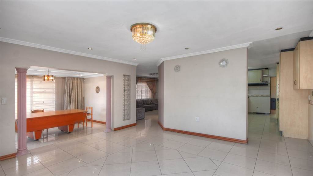6 Bed House in Lenasia photo number 12