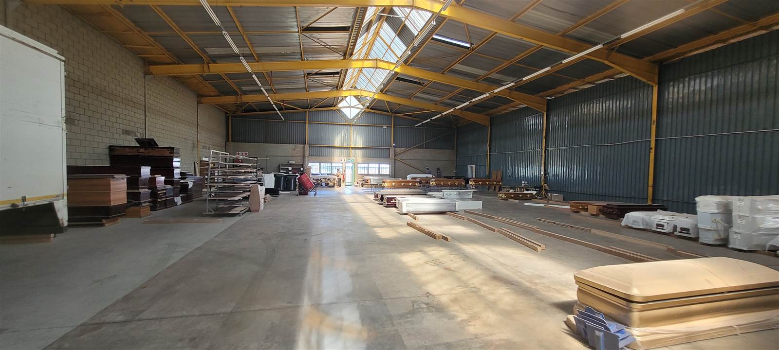 1052  m² Industrial space in Robertville photo number 1
