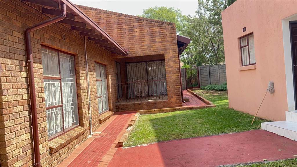 4 Bed House in Meredale photo number 19