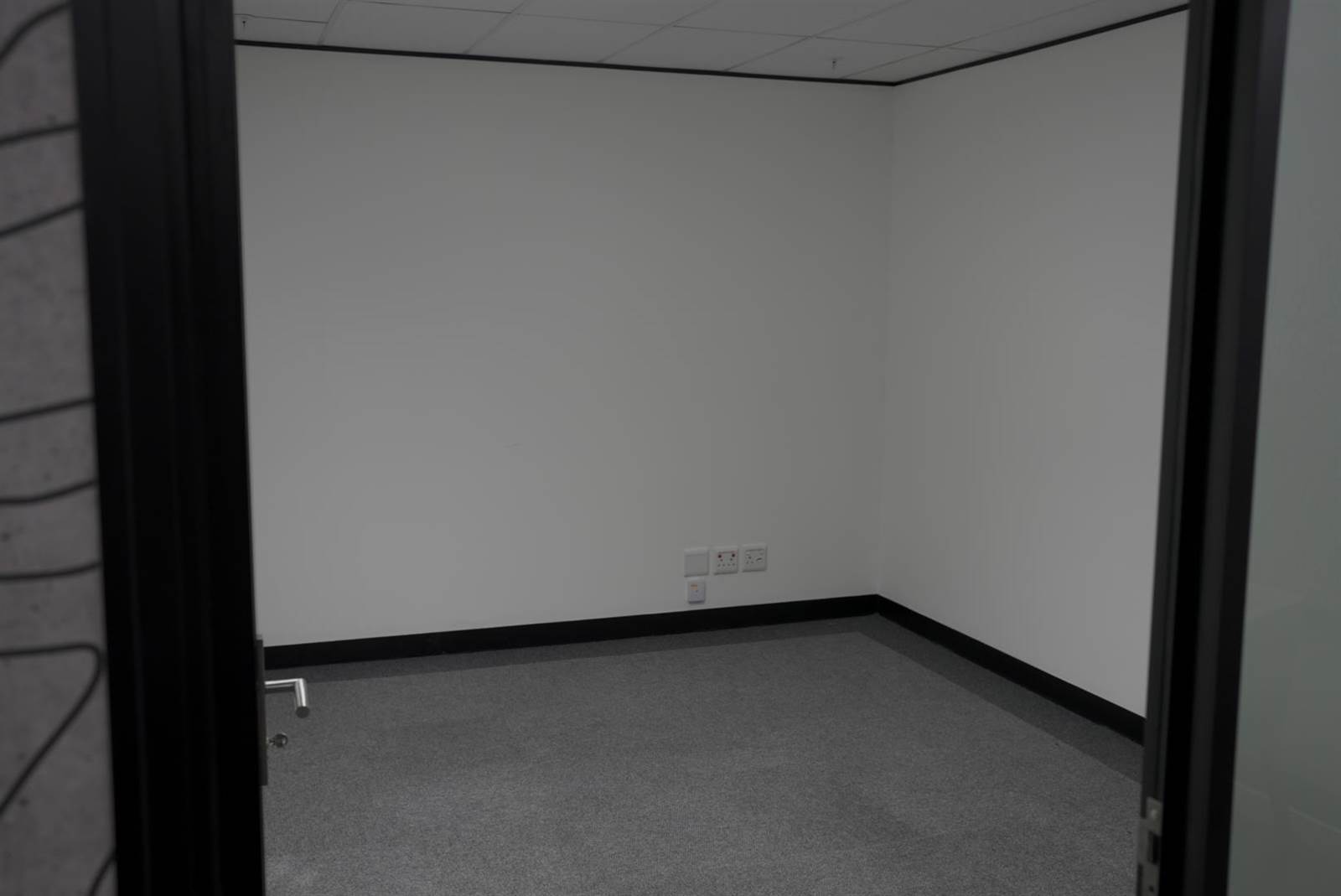 16  m² Office Space in Menlyn photo number 6