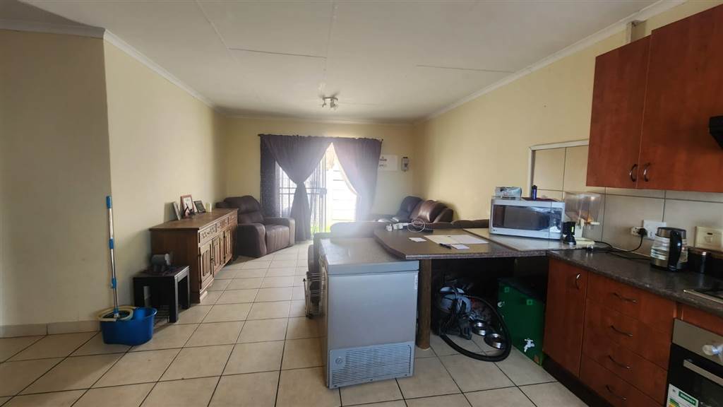 3 Bed Townhouse in Greenhills photo number 4