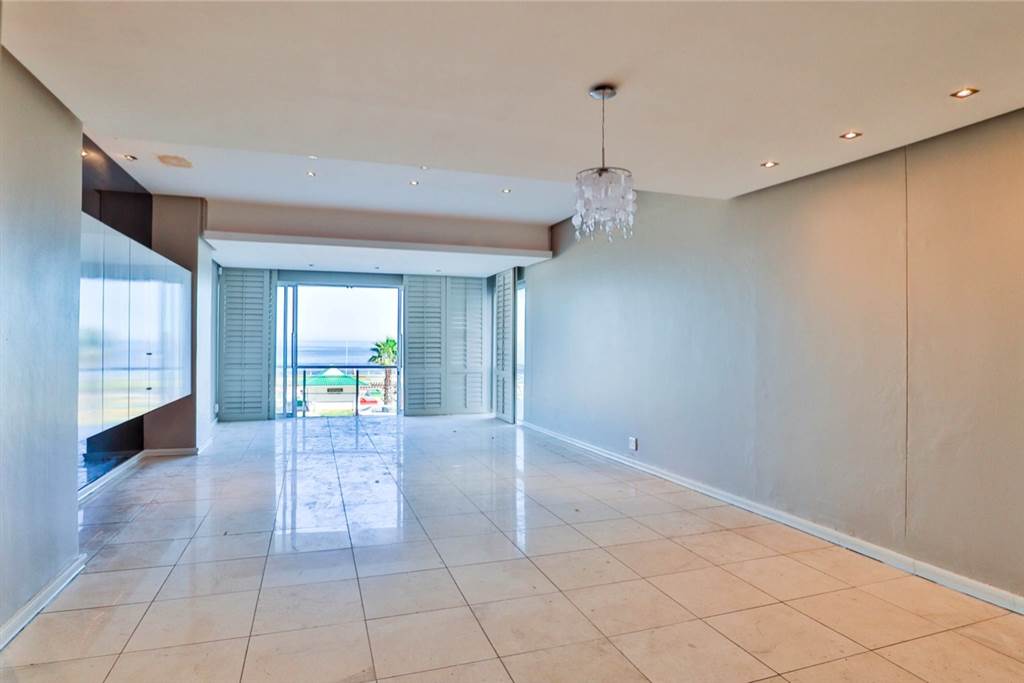 3 Bed Penthouse in Mouille Point photo number 15