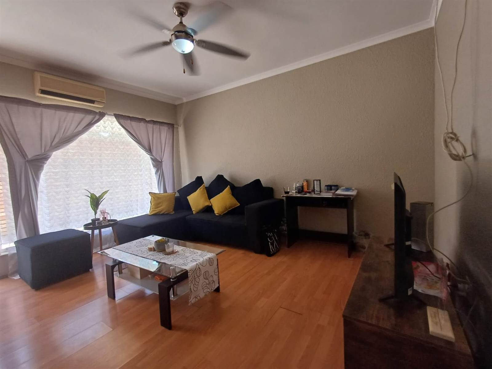2 Bed Apartment in Wilkoppies photo number 2