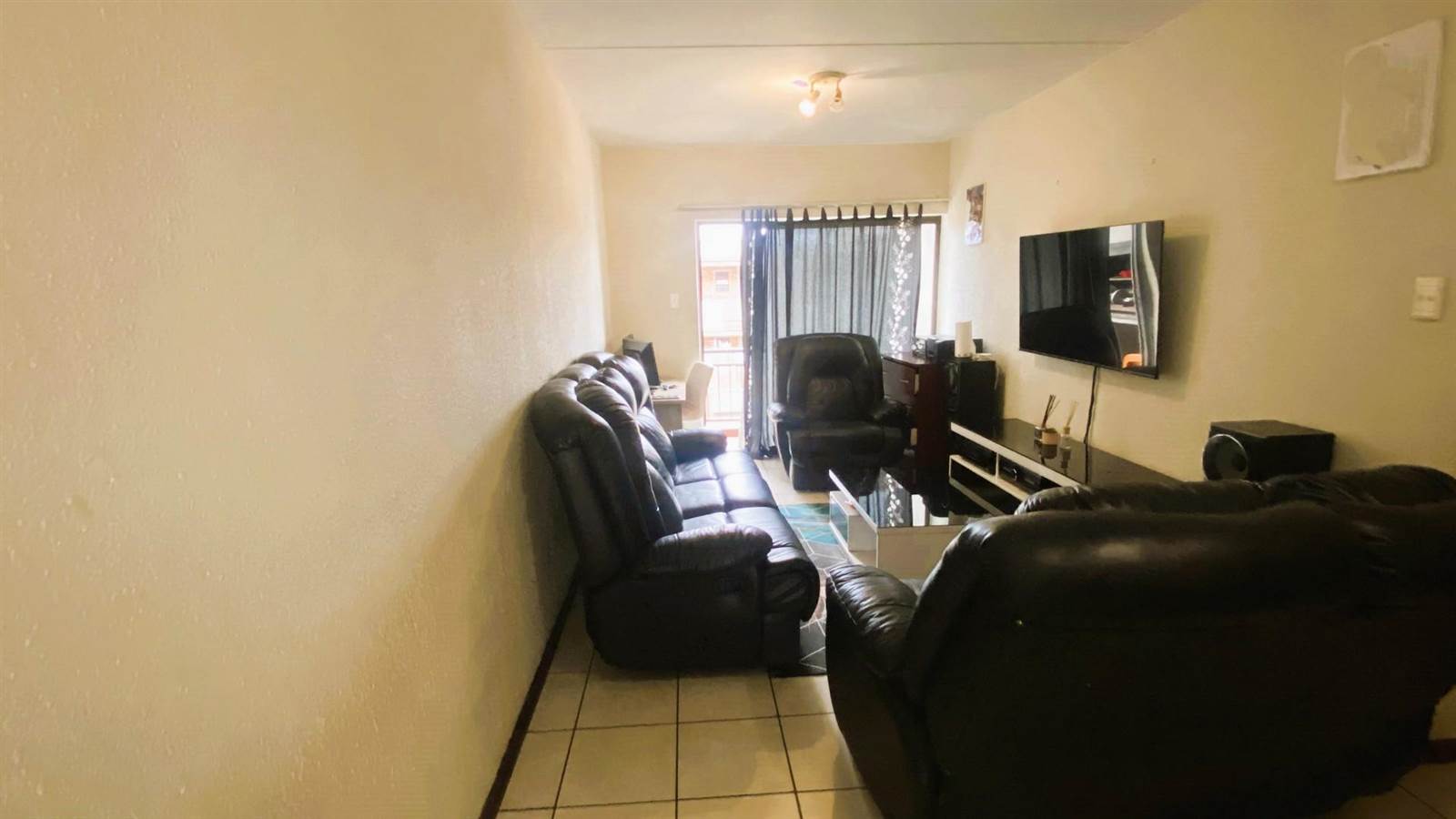 2 Bed Apartment in Bloubosrand photo number 2