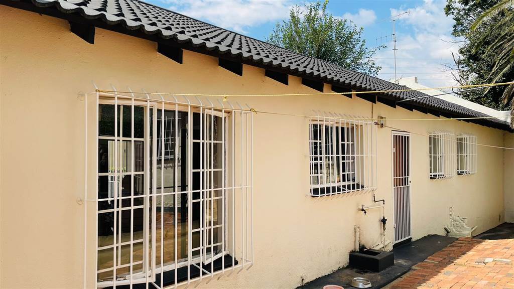 3 Bed House in Corlett Gardens photo number 3