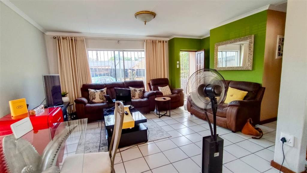 3 Bed House in Corlett Gardens photo number 5