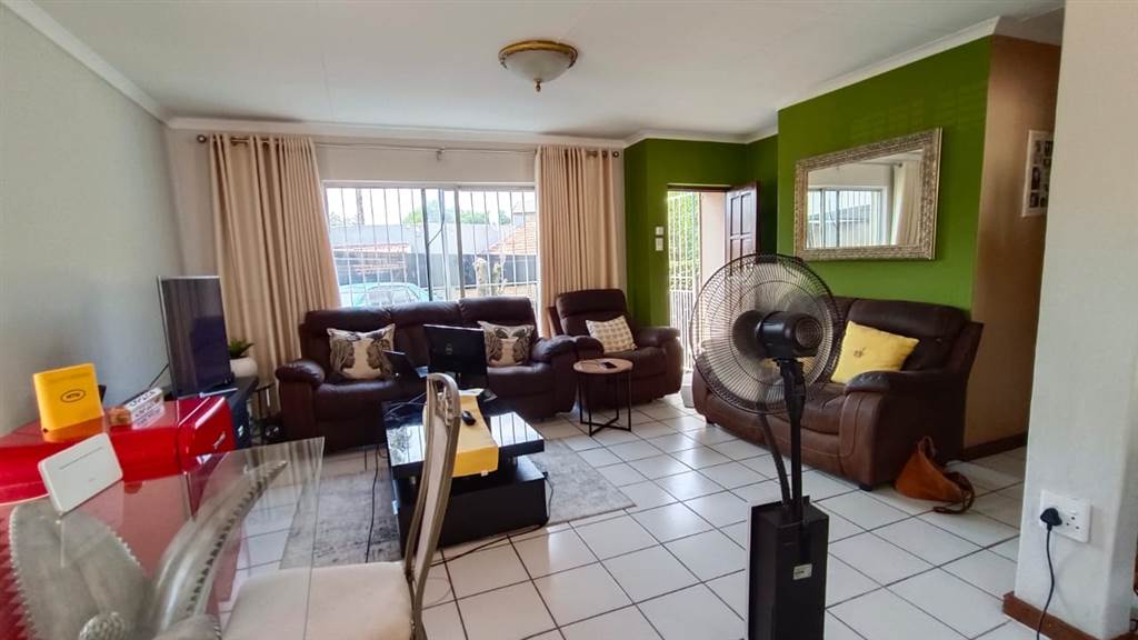 3 Bed House in Corlett Gardens photo number 15