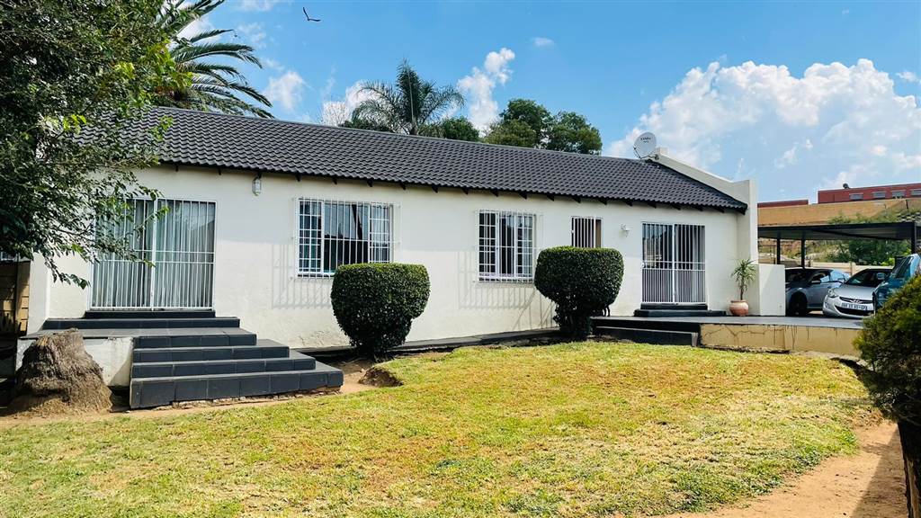 3 Bed House in Corlett Gardens photo number 2