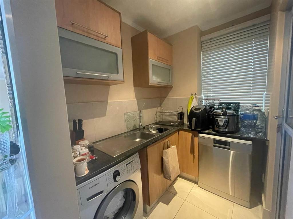 2 Bed Apartment in Sandhurst photo number 8