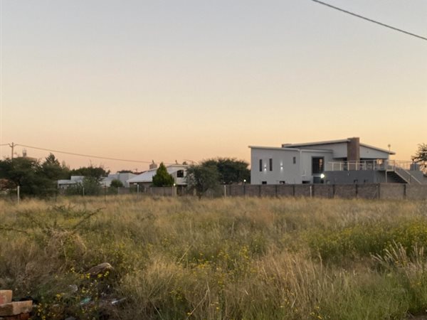 750 m² Land