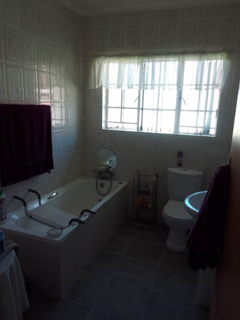 4 Bed House in Riversdale photo number 14