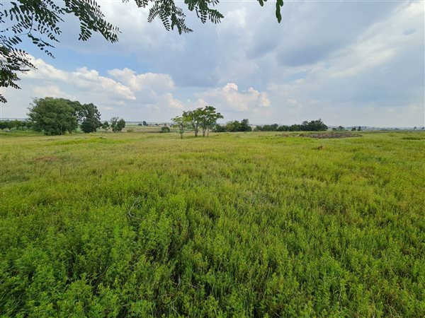 8.7 ha Land available in Wadeville