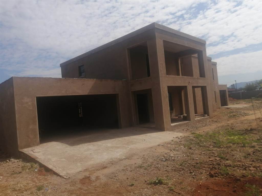 5 Bed House in Lebowakgomo photo number 3