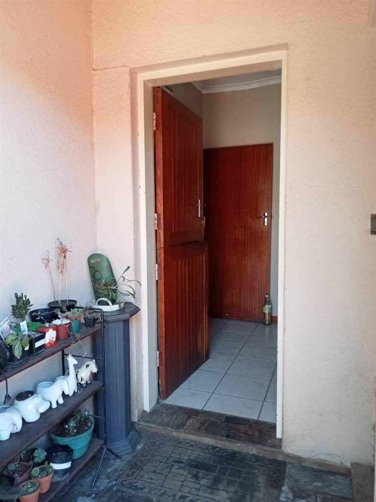 3 Bed House in Parktown Estate photo number 23