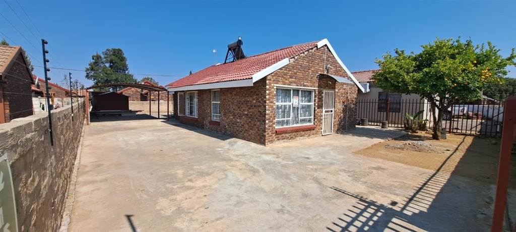 6 Bed House in Mmabatho photo number 1