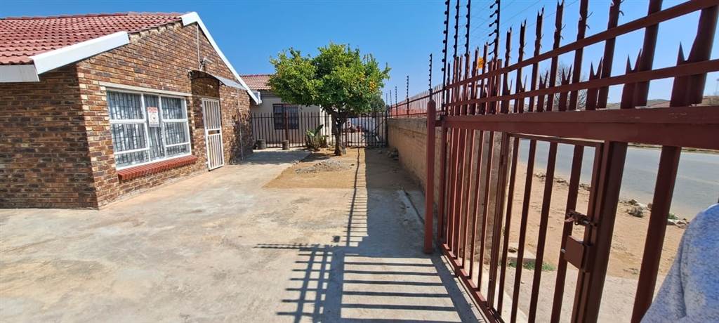 6 Bed House in Mmabatho photo number 5