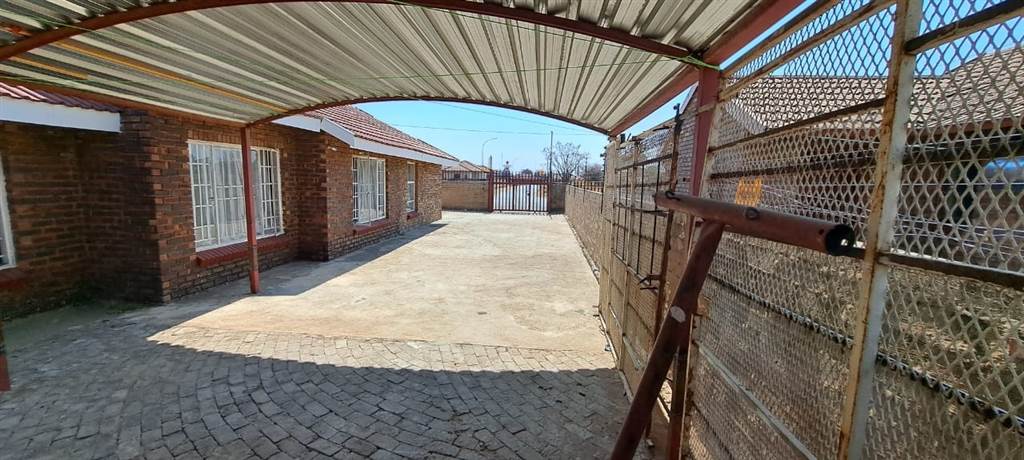 6 Bed House in Mmabatho photo number 3