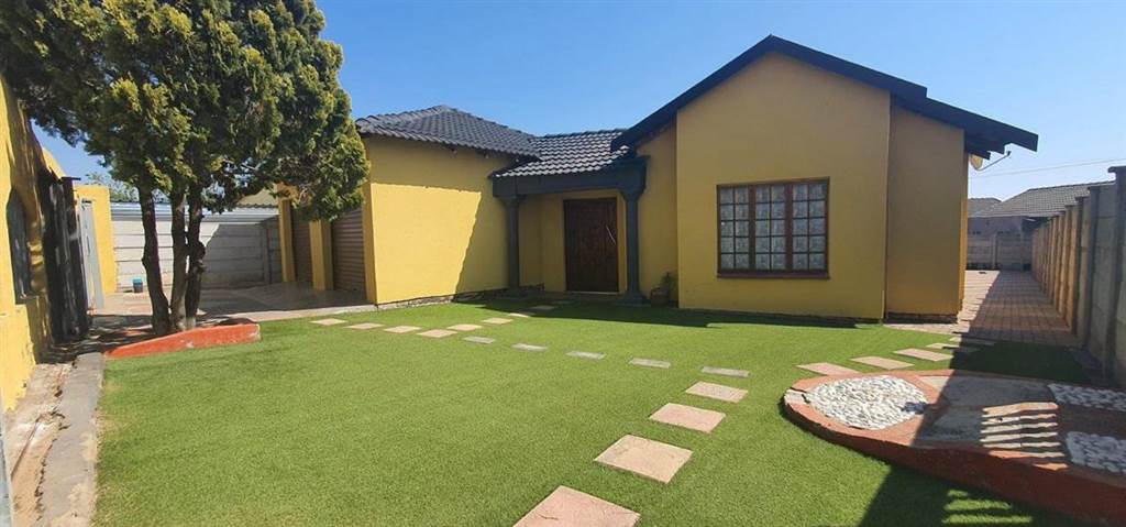3 Bed House in Seshego photo number 2