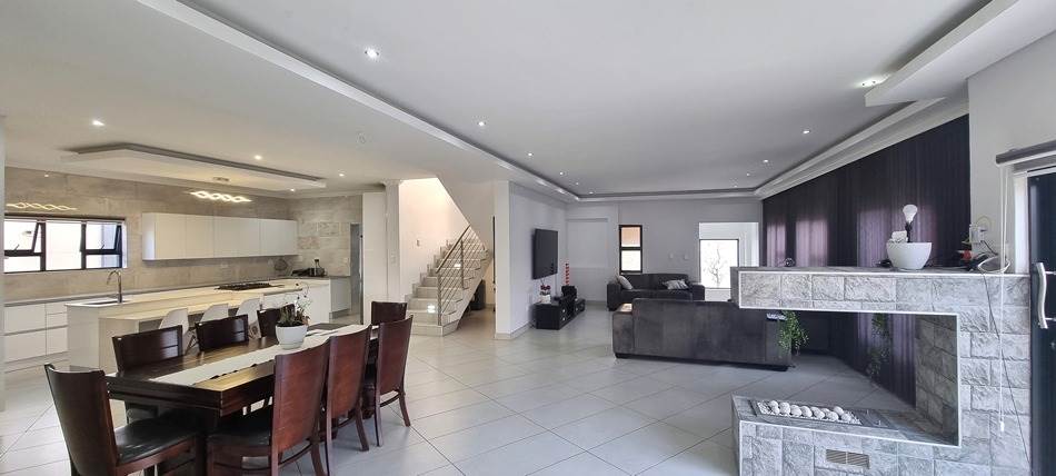 6 Bed House in Rietvlei Heights Country Estate photo number 5