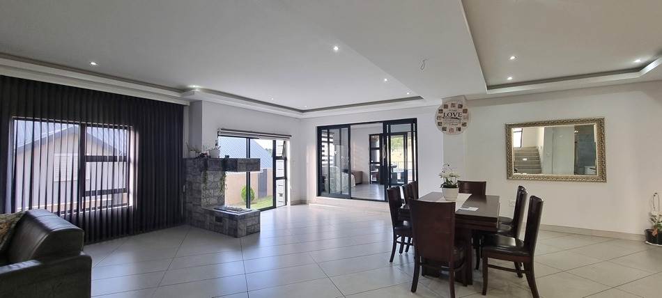 6 Bed House in Rietvlei Heights Country Estate photo number 15