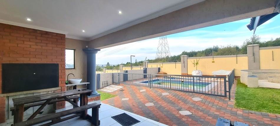 6 Bed House in Rietvlei Heights Country Estate photo number 18