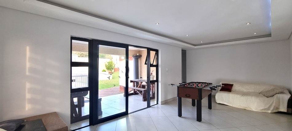 6 Bed House in Rietvlei Heights Country Estate photo number 17