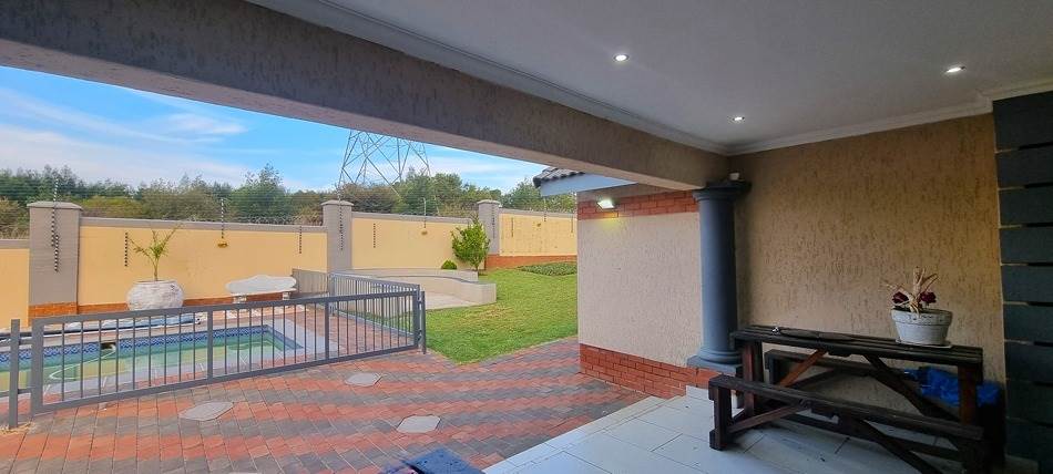 6 Bed House in Rietvlei Heights Country Estate photo number 19