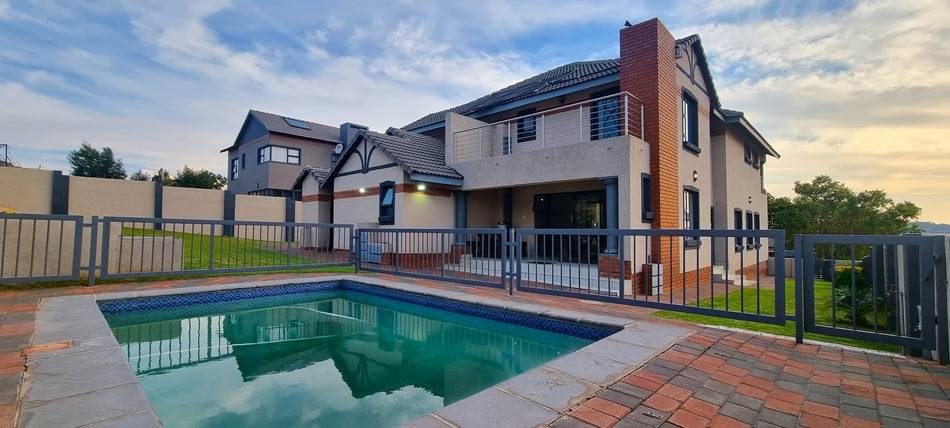 6 Bed House in Rietvlei Heights Country Estate photo number 2