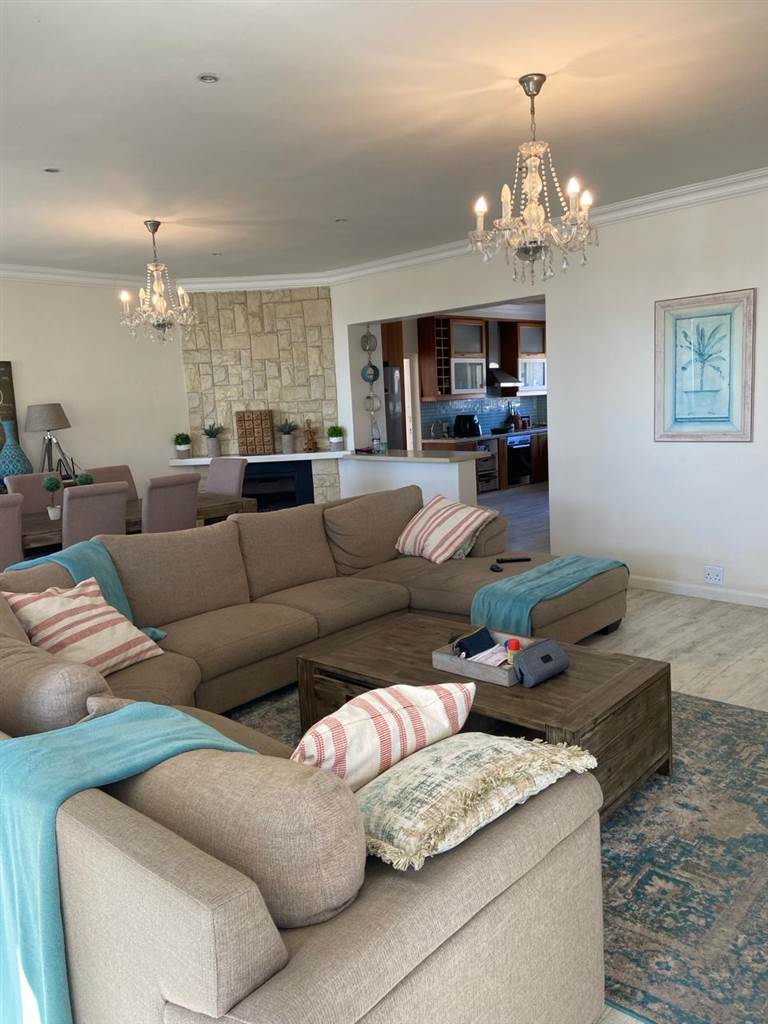 5 Bed Penthouse in Fish Hoek photo number 3