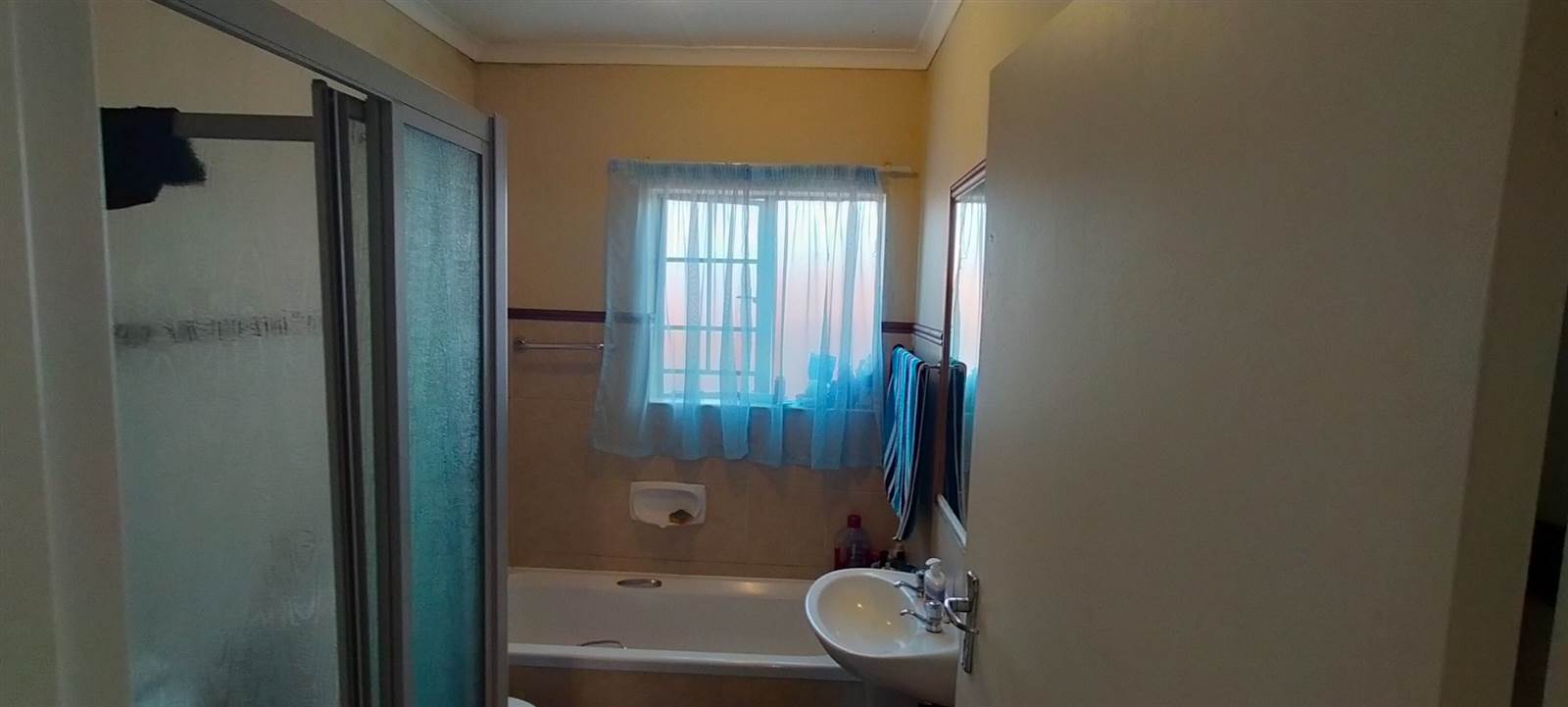 2 Bed Apartment in Mooikloof Ridge photo number 19