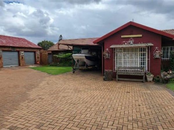 4 Bed House in Witbank Central
