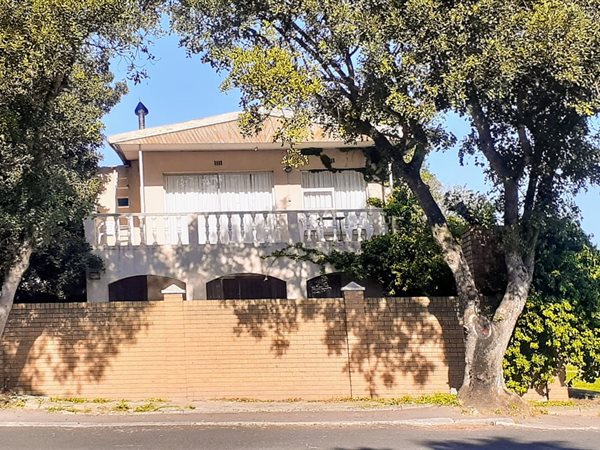 6 Bed House in Parow North