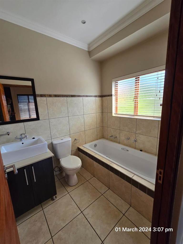 2 Bed Townhouse in Pretorius Park photo number 9