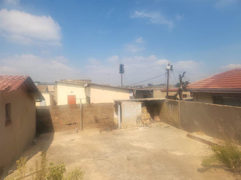 2 Bed House in Moroka photo number 5