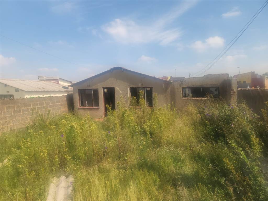 2 Bed House in Moroka photo number 3