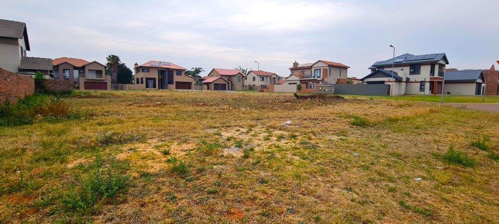 610 m² Land available in Century Manor Estate photo number 1