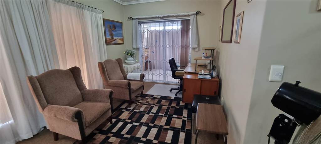 2 Bed House in Brackenfell Central photo number 7