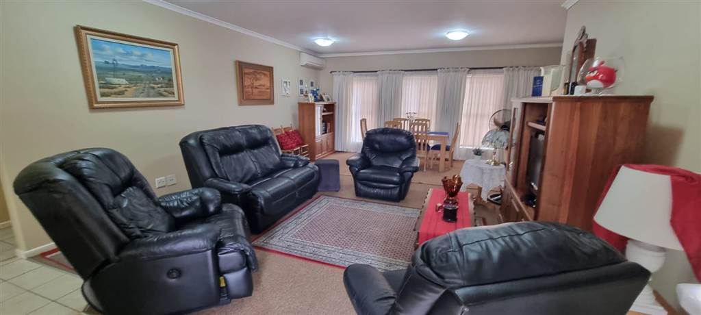 2 Bed House in Brackenfell Central photo number 4