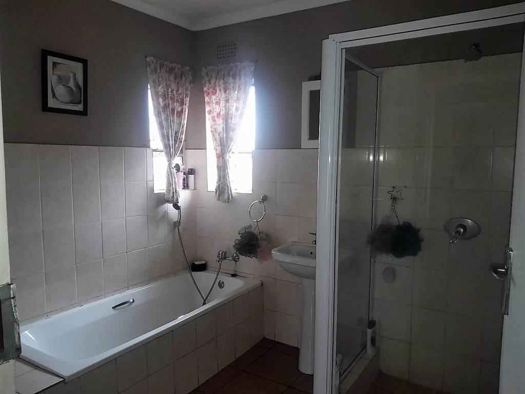 4 Bed House in Middelburg South photo number 13