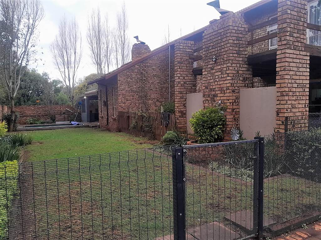 4 Bed House in Middelburg South photo number 2