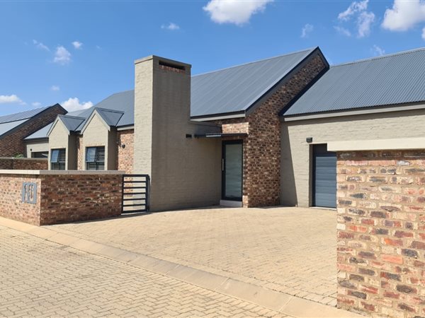 3 Bed Townhouse in Mooivallei Park