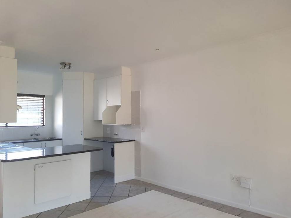 2 Bed Apartment in Bryanston photo number 3