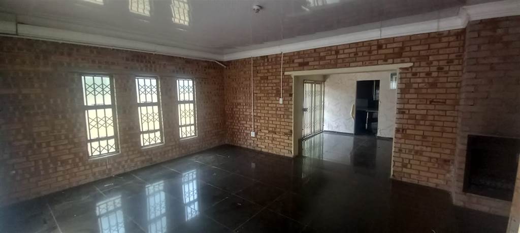 3 Bed House in Mmabatho unit 13 photo number 6