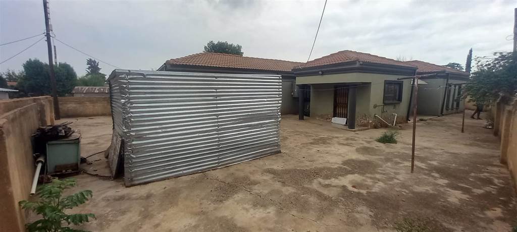 3 Bed House in Mmabatho unit 13 photo number 4