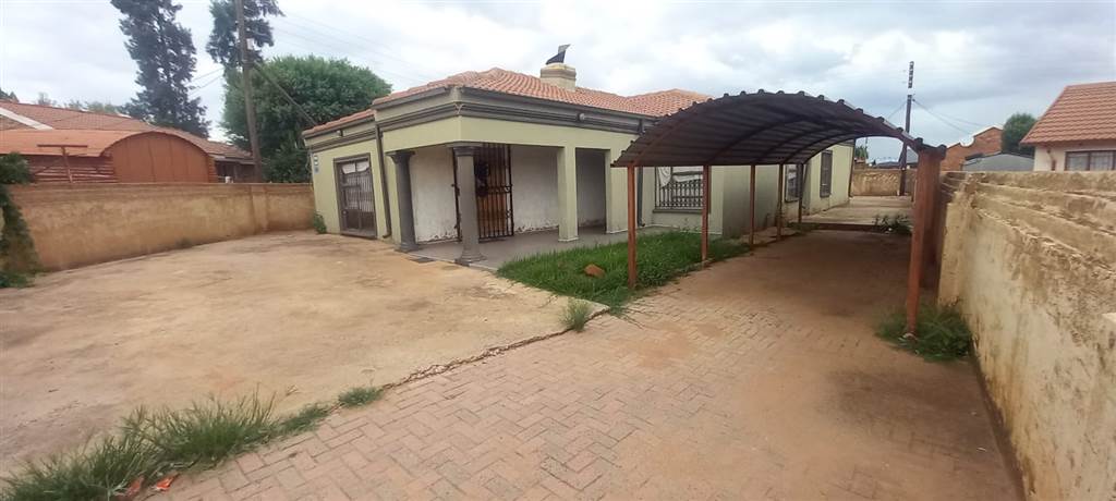 3 Bed House in Mmabatho unit 13 photo number 1